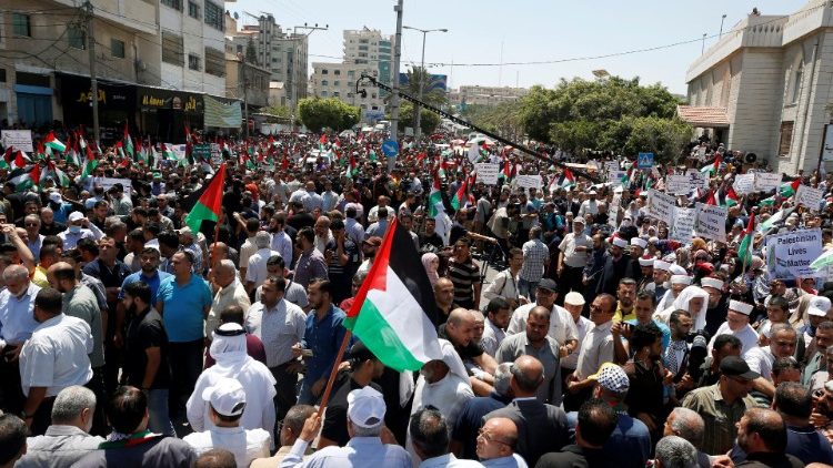 Palestinier protesterar mot Israels plan att ta en del av palestinsk territorium i besittning  
