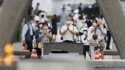 Cilvēki pie Miera memoriāla, Hirosimā, lūdzas par atombumbas sprādziena upuriem 