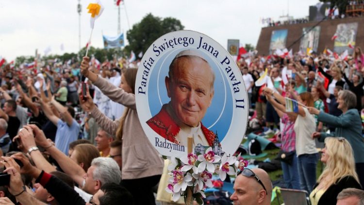 Das war einmal? Gläubige mit einem Foto des hl. Johannes Paul II. bei einer Messe von Papst Franziskus in Tschenstochau, Juli 2016 