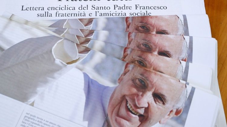 Спецвипуск "L'Osservatore Romano" з текстом енцикліки "Fratelli tutti"
