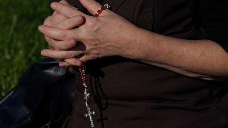 गालवे आयरलैंड की एक महिला  प्रार्थना करते हुए
