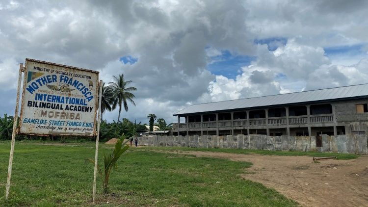 Международното двуезично училище "Майка Франциска", в Кумба, Камерун. 