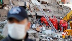 Smirne (Turchia): squadre di soccorso al lavoro dopo una forte scossa di terremoto