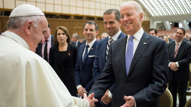 Paavi Franciscus ja Joe Biden vuonna 2016