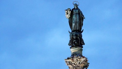 Kip Brezmadežne na Španskem trgu v Rimu