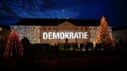 Der deutsche Bundespräsident Steinmeier hat auf seinem Dienstsitz, dem Schloss Bellevue in Berlin, eine Lichtinstallation anbringen lassen