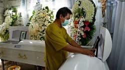 Trauer um die auf den Philippinen von einem Polizisten außer Dienst erschossene Mutter und ihren Sohn 