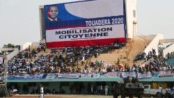 Unterstützer des Präsidenten Faustin Archange Touadéra bei einer Wahlkampfveranstaltung im Stadion von Bangui