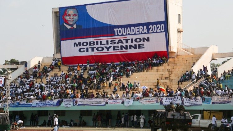 Unterstützer des Präsidenten Faustin Archange Touadéra bei einer Wahlkampfveranstaltung im Stadion von Bangui