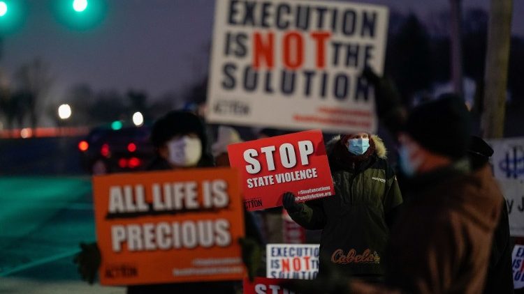 Des manifestants s'opposant à l'exécution de Lisa Montgomery devant le pénitencier de Terre-Haute, dans l'Indiana-