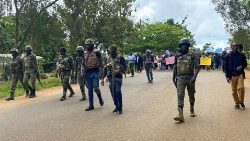 Security forces in front of a group of demonstrators protesting against killings in Kumba, Cameroon (October 2020)