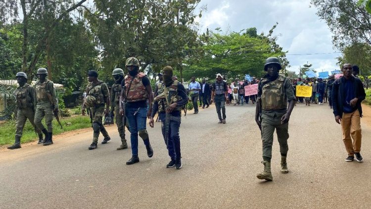 Security forces in front of a group of demonstrators protesting against killings in Kumba, Cameroon (October 2020)