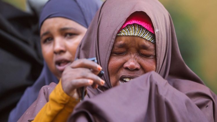 Mãe de dois soldados somalis desaparecidos chora durante entrevista à Reuters. (Photo Feisal Omar)