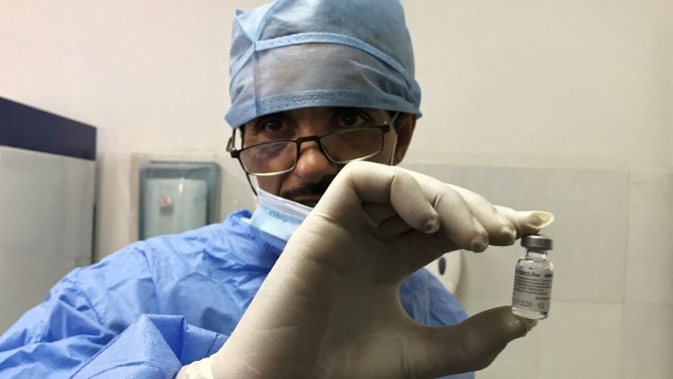 Un médecin algérien montre une dose du vaccin russe "Spoutnik V", lors du lancement de la campagne de vaccination en Algérie, le 5 février 2021.