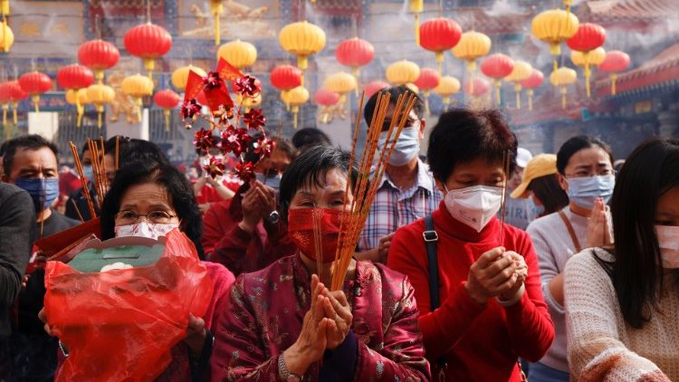 Des fidèles taoïstes célèbrent le nouvel an lunaire au temple Wong Tai Sin à Hong Kong en 2021.