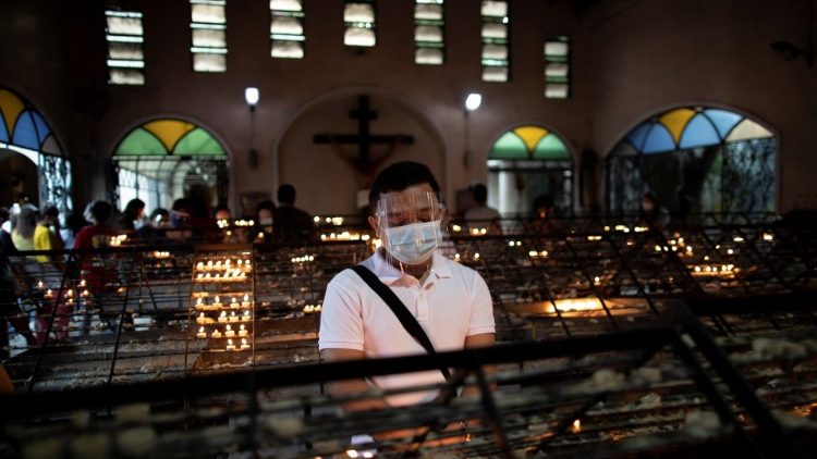 菲律宾信徒在祈祷