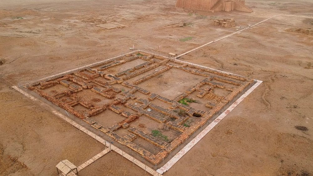Vista geral do antigo sítio arqueológico de Ur, tradicionalmente considerado o local de nascimento de Abraão, antes da visita do Papa Francisco (Ur, perto de Nassiriya)