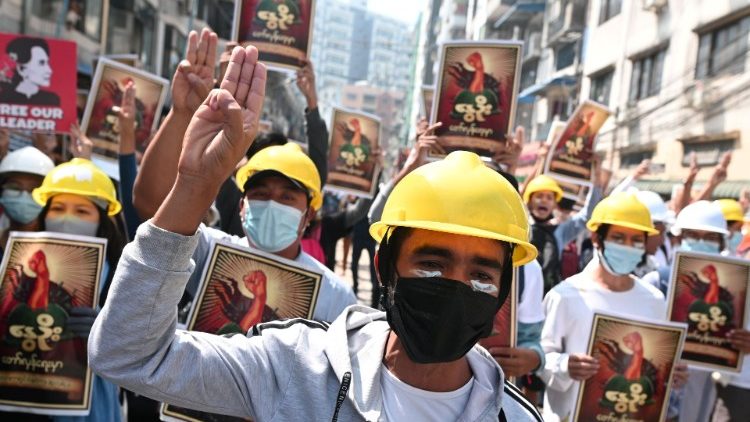 Myanmar: manifestanti a Yangon