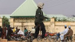 Ein bewaffneter Sicherheitsbeamter in Nigeria (Archivbild)