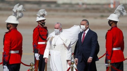 Acolhida calorosa ao Papa Francisco na chegada ao Iraque