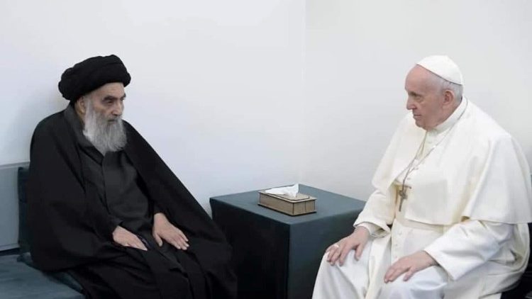イラクのシーア派最高権威シスタニ師と教皇フランシスコ　2021年3月6日　イラク・ナジャフで