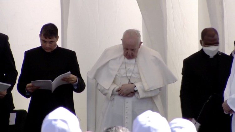 Le Pape en prière ce samedi à Ur.
