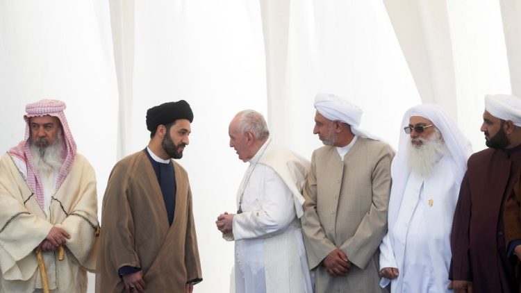 El Papa Francisco en Ur de los Caldeos, Iraq, junto a representantes de otras confesiones religiosas. 