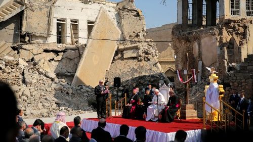 Medzi ruinami v Mosule sa pápež modlil za obete vojen a násilia