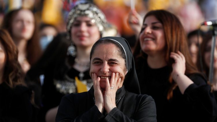 伊拉克的修女和普通妇女在欢迎教宗