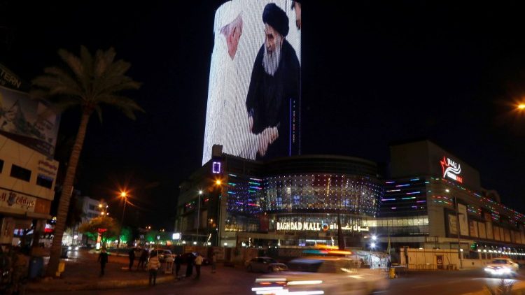 Hình ảnh ĐTC và Đại Ayatollah được chiếu sáng trên một tòa nhà