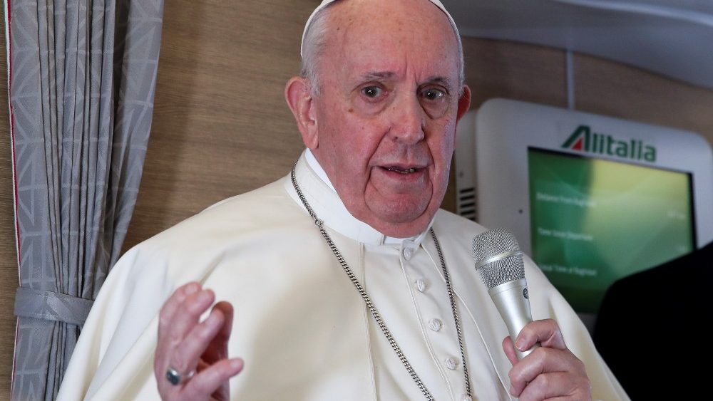 O Papa Francisco durante a coletiva de imprensa no voo papal de retorno do Iraque (Vativan Media)