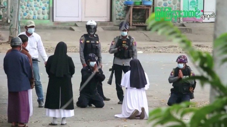 Birmańscy biskupi, księża i siostry zakonne próbują powstrzymać rozlew krwi