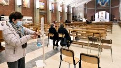 Anti-Covid-Maßnahmen in der St. Josefskirche in Seriate (Italien)
