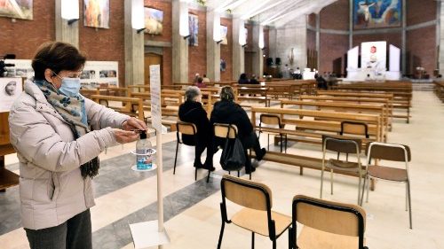Anti-Covid-Maßnahmen in der St. Josefskirche in Seriate (Italien)