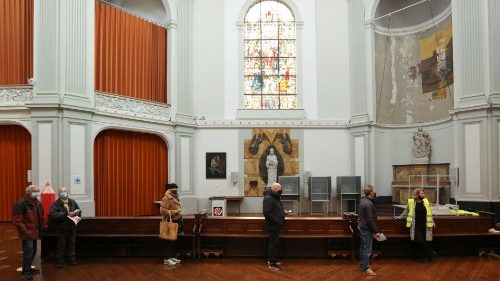 Амстердам, католический храм De Duif как избирательный участок во время выборов 15 марта 2021 года