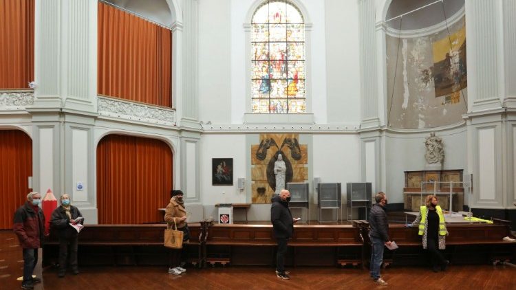 Амстердам, католический храм De Duif как избирательный участок во время выборов 15 марта 2021 года