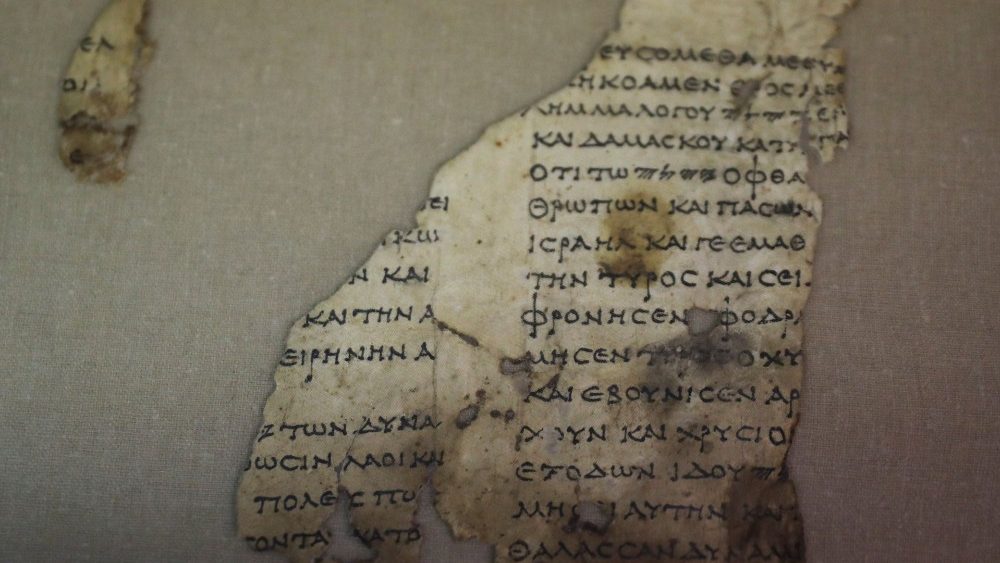 Um fragmento de pergaminho recém-descoberto de um antigo texto bíblico é visto nos laboratórios da Autoridade de Antiguidades de Israel, em Jerusalém