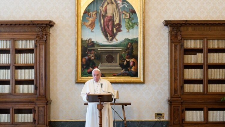 教宗在梵蒂冈宗徒大楼图书馆举行诵念三钟经活动