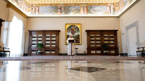 Папа произносит молитву "Ангел Господень" и виртуальную встречу с верными из библиотеки Апостольского дворца