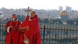 Der Lateinische Patriarch von Jerusalem, Pierbattista Pizzaballa, bei der Palmsonntagsprozession 2021 in Jerusalem