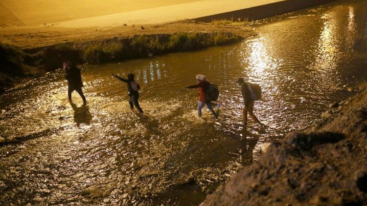 Une famille traversant le fleuve Rio Bravo, qui marque la frontière entre les Etats-Unis et le Mexique, mars 2021. 