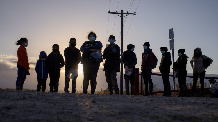 Migranti čekaju na prijelaz granice prema Sjedinjenim Američkim Državama