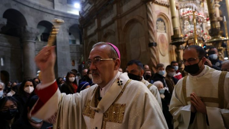 Mgr Pierbattista Pizzaballa, patriarche latin de Jérusalem, lors de la messe de Pâques en la basilique du Saint-Sépulcre, à Jérusalem, le 4 avril 2021