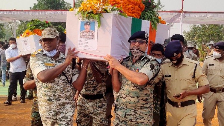Officiers des forces de sécurité indiennes portant le cercueil d'un de leurs collègues décédé dans l'attaque des rebelles maoïstes. Bijapur, État du Chhattisgarh, le 5 avril 2021. 