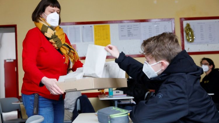 Lehrerin in Berliner Schule beim Verteilen von Corona-Test-Kits, April 2021