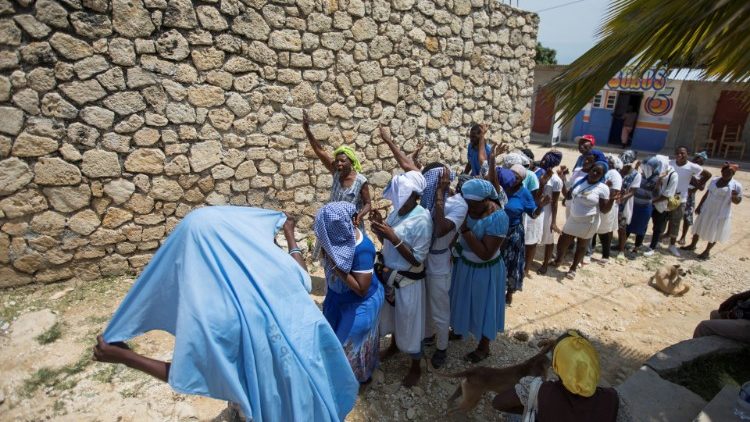 Des catholiques haïtiens priant pour la libération des otages, le 12 avril.
