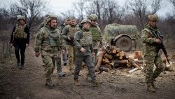 Des soldats ukrainiens près de la frontière russe, dans la région du Donbass, reçoivent la visite du président ukrainien, Volodymyr Zelensky, le 14 avril 2021. 