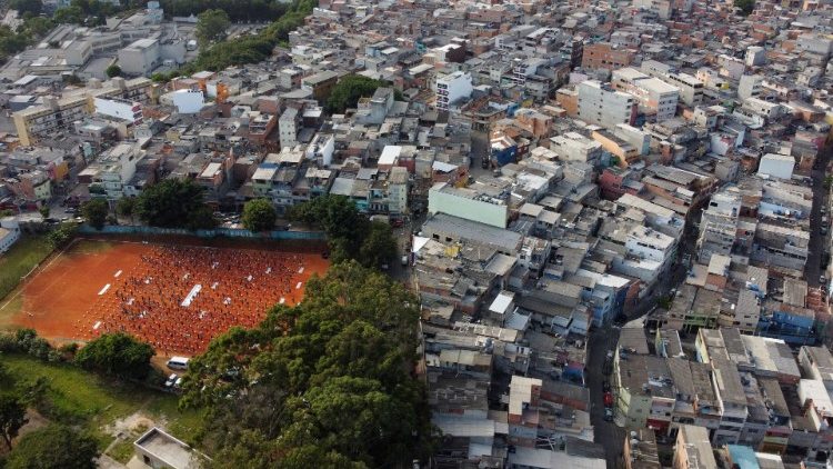 Matutdelning i ett slumområde i Sao Paolo, Brasilien. Påven Franciskus ber Brasiliens biskopar, i ett videobudskap 15 april, att verka för enhet i kampen mot pandemins konsekvenser.