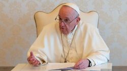 Papa Francisco: "Tienen una gran misión, todos ustedes, empezando por los dirigentes políticos: la de pasar página para abrir nuevos caminos, caminos de reconciliación y caminos de perdón, caminos de convivencia pacífica y de desarrollo”.