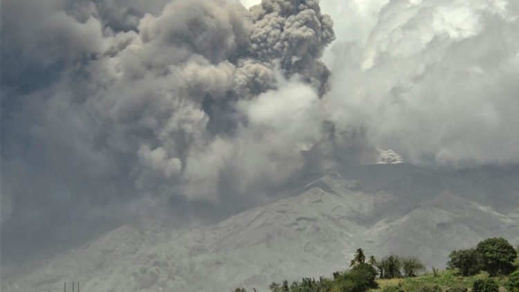 L'éruption de La Soufrière, photographiée le 22 avril 2021 depuis la localité de Rosehall.